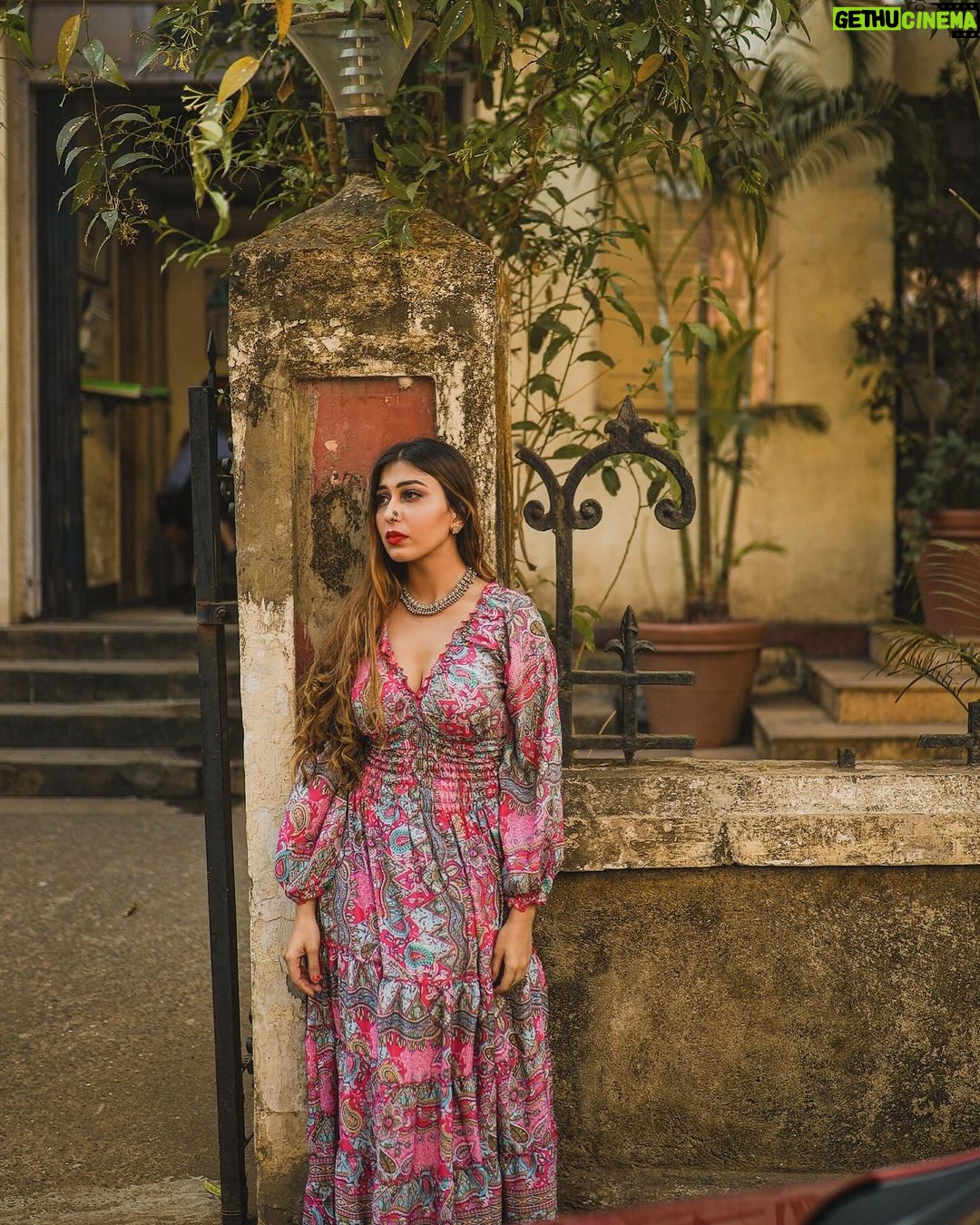 Ruma Sharma Instagram - I don’t want attention, I just want your heart 💓 . . Shot by - @framesbyankit Edit by - @wasey_rock69 . #mumbaistreetphotography #rumasharma #tajhotelmumbai #amchimumbai #streetportraits #naturallightphoto Mumbai, Maharashtra