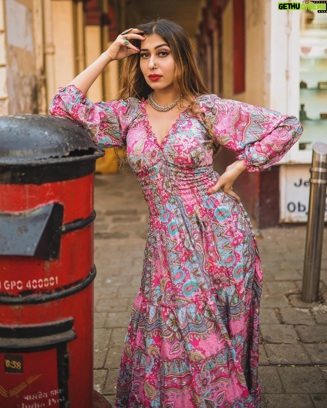 Ruma Sharma Instagram - I don’t want attention, I just want your heart 💓 . . Shot by - @framesbyankit Edit by - @wasey_rock69 . #mumbaistreetphotography #rumasharma #tajhotelmumbai #amchimumbai #streetportraits #naturallightphoto Mumbai, Maharashtra