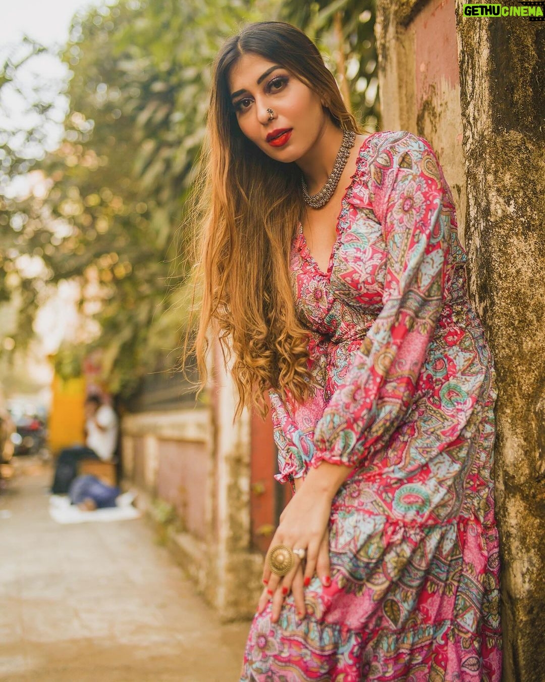 Ruma Sharma Instagram - I don’t want attention, I just want your heart 💓 . . Shot by - @framesbyankit Edit by - @wasey_rock69 . #mumbaistreetphotography #rumasharma #tajhotelmumbai #amchimumbai #streetportraits #naturallightphoto Mumbai, Maharashtra