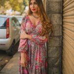Ruma Sharma Instagram - I don’t want attention, I just want your heart 💓 . . Shot by - @framesbyankit Edit by - @wasey_rock69 . #mumbaistreetphotography #rumasharma #tajhotelmumbai #amchimumbai #streetportraits #naturallightphoto Mumbai, Maharashtra