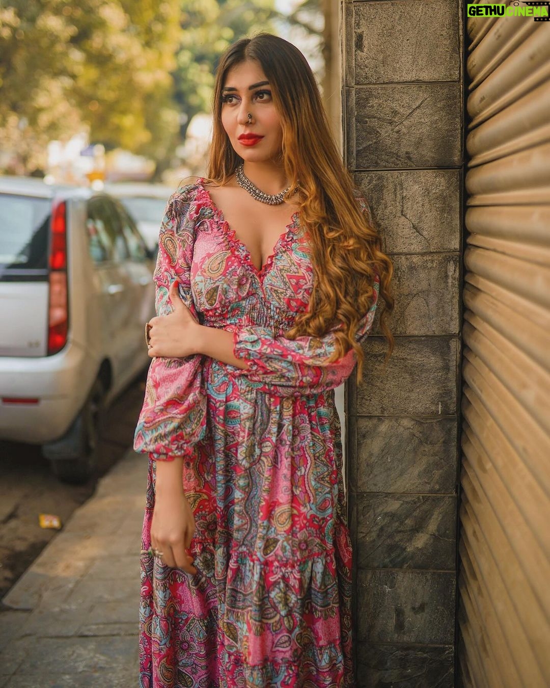 Ruma Sharma Instagram - I don’t want attention, I just want your heart 💓 . . Shot by - @framesbyankit Edit by - @wasey_rock69 . #mumbaistreetphotography #rumasharma #tajhotelmumbai #amchimumbai #streetportraits #naturallightphoto Mumbai, Maharashtra
