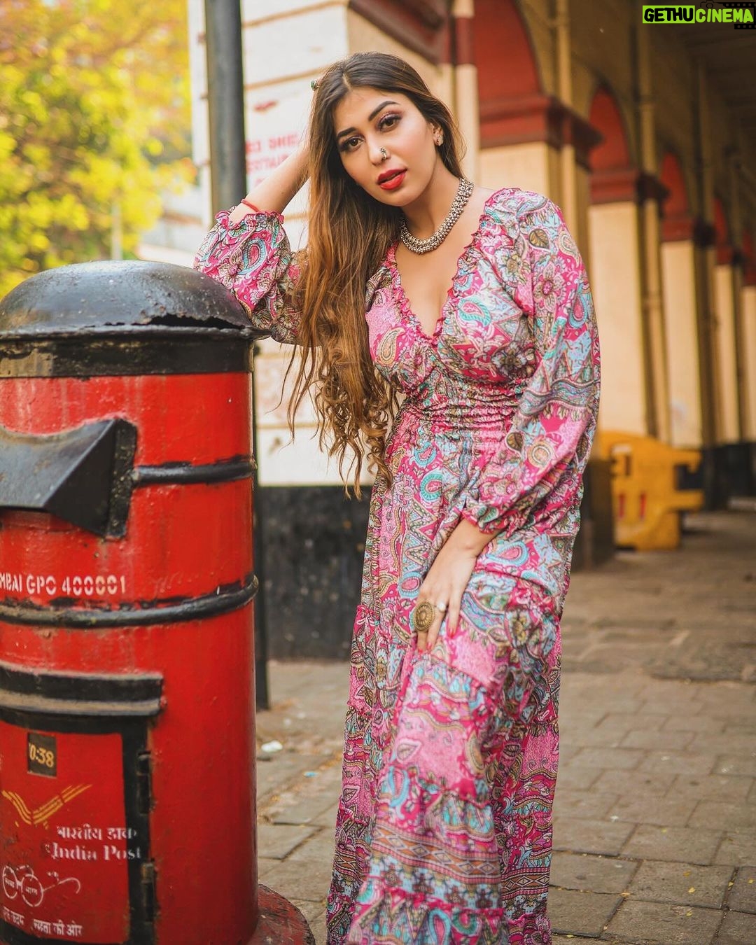 Ruma Sharma Instagram - I don’t want attention, I just want your heart 💓 . . Shot by - @framesbyankit Edit by - @wasey_rock69 . #mumbaistreetphotography #rumasharma #tajhotelmumbai #amchimumbai #streetportraits #naturallightphoto Mumbai, Maharashtra