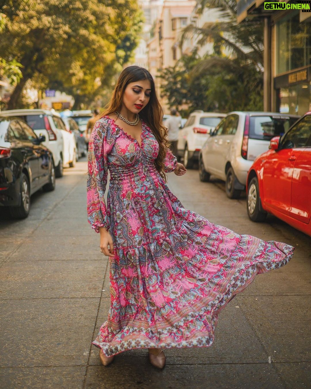 Ruma Sharma Instagram - I don’t want attention, I just want your heart 💓 . . Shot by - @framesbyankit Edit by - @wasey_rock69 . #mumbaistreetphotography #rumasharma #tajhotelmumbai #amchimumbai #streetportraits #naturallightphoto Mumbai, Maharashtra