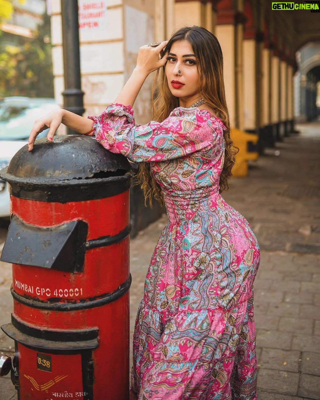 Ruma Sharma Instagram - I don’t want attention, I just want your heart 💓 . . Shot by - @framesbyankit Edit by - @wasey_rock69 . #mumbaistreetphotography #rumasharma #tajhotelmumbai #amchimumbai #streetportraits #naturallightphoto Mumbai, Maharashtra