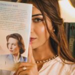 Ruma Sharma Instagram - Bata mere chehre pe kya kya likha hai ?? . . Shot by - @lsd.photography.official Edit by - @wasey_rock69 . #bookshot #rumasharma #conceptphotography #oldschooldays #kitabeinbahutsipadihongitumne📖📚