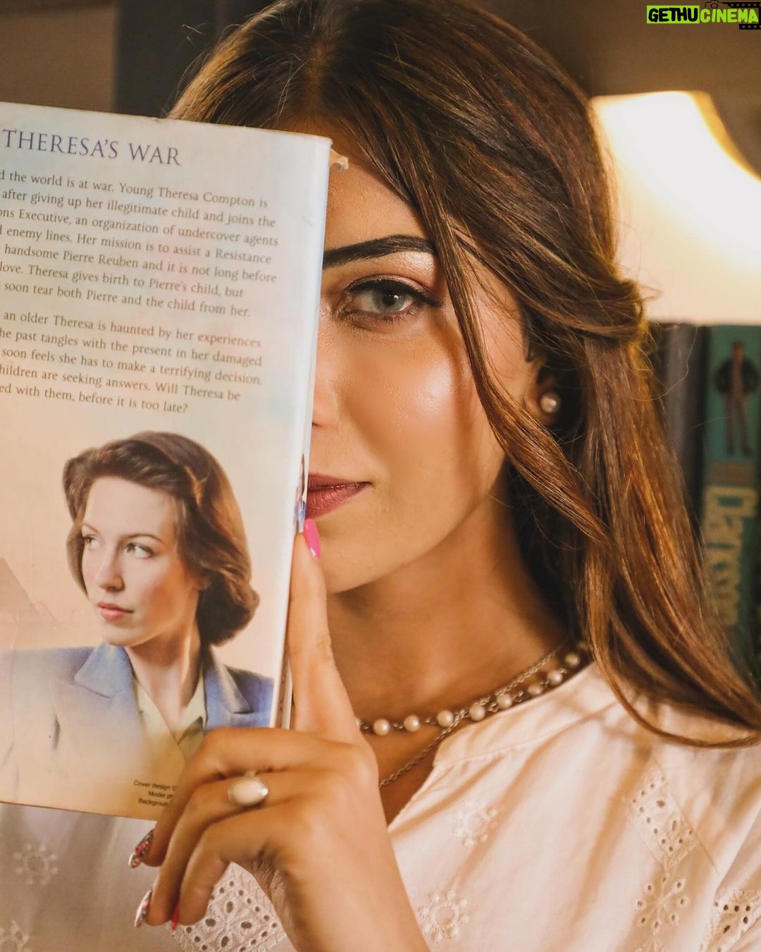 Ruma Sharma Instagram - Bata mere chehre pe kya kya likha hai ?? . . Shot by - @lsd.photography.official Edit by - @wasey_rock69 . #bookshot #rumasharma #conceptphotography #oldschooldays #kitabeinbahutsipadihongitumne📖📚
