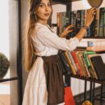 Ruma Sharma Instagram - Bata mere chehre pe kya kya likha hai ?? . . Shot by - @lsd.photography.official Edit by - @wasey_rock69 . #bookshot #rumasharma #conceptphotography #oldschooldays #kitabeinbahutsipadihongitumne📖📚
