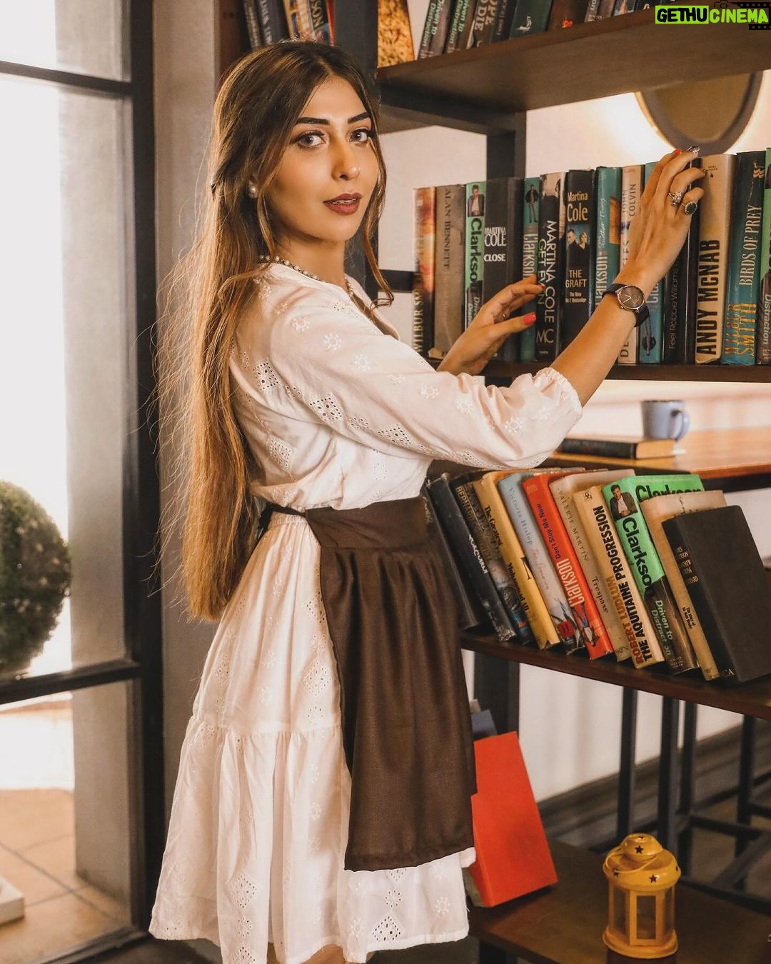 Ruma Sharma Instagram - Bata mere chehre pe kya kya likha hai ?? . . Shot by - @lsd.photography.official Edit by - @wasey_rock69 . #bookshot #rumasharma #conceptphotography #oldschooldays #kitabeinbahutsipadihongitumne📖📚