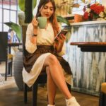 Ruma Sharma Instagram - Bata mere chehre pe kya kya likha hai ?? . . Shot by - @lsd.photography.official Edit by - @wasey_rock69 . #bookshot #rumasharma #conceptphotography #oldschooldays #kitabeinbahutsipadihongitumne📖📚