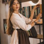 Ruma Sharma Instagram - Bata mere chehre pe kya kya likha hai ?? . . Shot by - @lsd.photography.official Edit by - @wasey_rock69 . #bookshot #rumasharma #conceptphotography #oldschooldays #kitabeinbahutsipadihongitumne📖📚