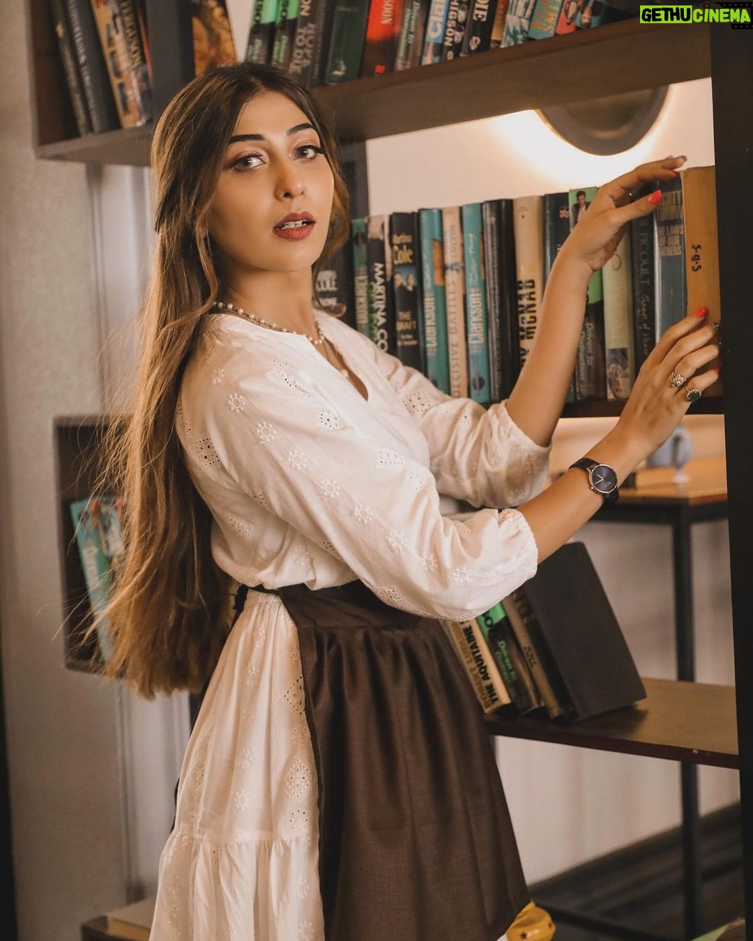 Ruma Sharma Instagram - Bata mere chehre pe kya kya likha hai ?? . . Shot by - @lsd.photography.official Edit by - @wasey_rock69 . #bookshot #rumasharma #conceptphotography #oldschooldays #kitabeinbahutsipadihongitumne📖📚