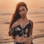 Ruma Sharma Instagram - Tell me your favorite flirting tricks in the comments 😁 Best one will be 📌 . Edit by - @abhinesh_photographer . #beachdiaries #summerisback #rumasharma #beachandsun #goldenhourlight #goldenhourphotography #beachvibe #waveshine #glamshoot Versova Beach
