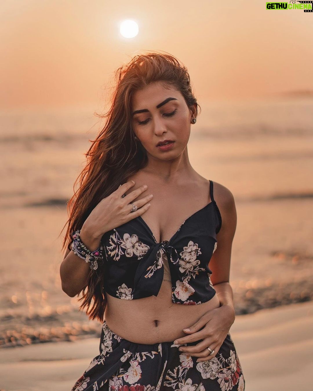 Ruma Sharma Instagram - Tell me your favorite flirting tricks in the comments π Best one will be π . Edit by - @abhinesh_photographer . #beachdiaries #summerisback #rumasharma #beachandsun #goldenhourlight #goldenhourphotography #beachvibe #waveshine #glamshoot Versova Beach