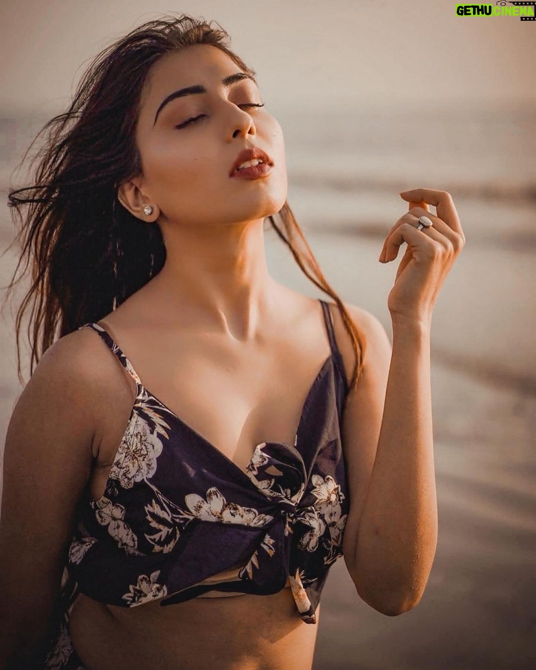 Ruma Sharma Instagram - Tell me your favorite flirting tricks in the comments π Best one will be π . Edit by - @abhinesh_photographer . #beachdiaries #summerisback #rumasharma #beachandsun #goldenhourlight #goldenhourphotography #beachvibe #waveshine #glamshoot Versova Beach