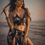 Ruma Sharma Instagram - Tell me your favorite flirting tricks in the comments 😁 Best one will be 📌 . Edit by - @abhinesh_photographer . #beachdiaries #summerisback #rumasharma #beachandsun #goldenhourlight #goldenhourphotography #beachvibe #waveshine #glamshoot Versova Beach