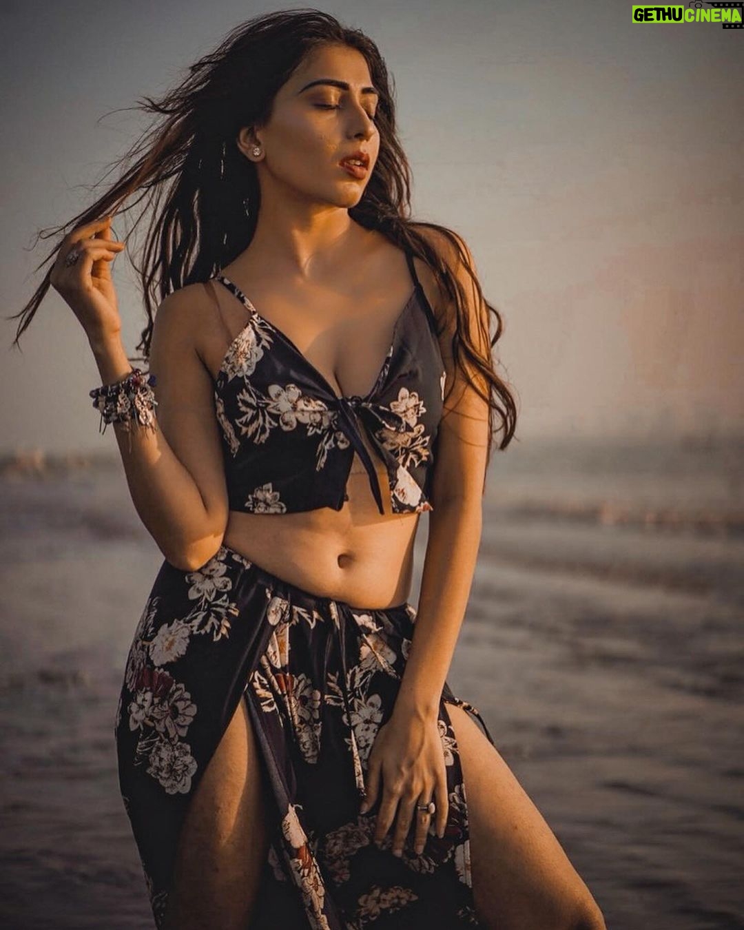 Ruma Sharma Instagram - Tell me your favorite flirting tricks in the comments π Best one will be π . Edit by - @abhinesh_photographer . #beachdiaries #summerisback #rumasharma #beachandsun #goldenhourlight #goldenhourphotography #beachvibe #waveshine #glamshoot Versova Beach