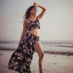Ruma Sharma Instagram - Tell me your favorite flirting tricks in the comments 😁 Best one will be 📌 . Edit by - @abhinesh_photographer . #beachdiaries #summerisback #rumasharma #beachandsun #goldenhourlight #goldenhourphotography #beachvibe #waveshine #glamshoot Versova Beach