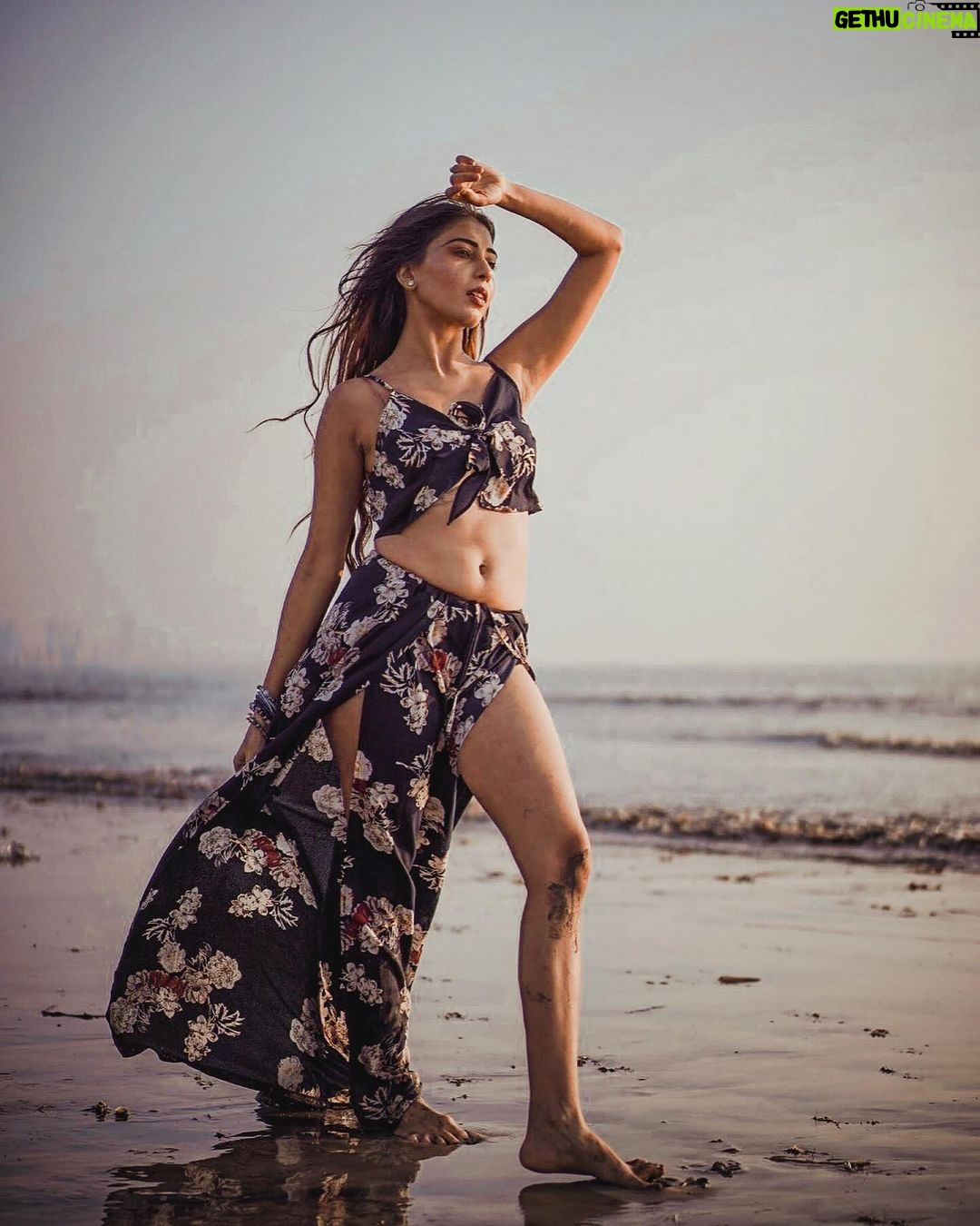 Ruma Sharma Instagram - Tell me your favorite flirting tricks in the comments π Best one will be π . Edit by - @abhinesh_photographer . #beachdiaries #summerisback #rumasharma #beachandsun #goldenhourlight #goldenhourphotography #beachvibe #waveshine #glamshoot Versova Beach