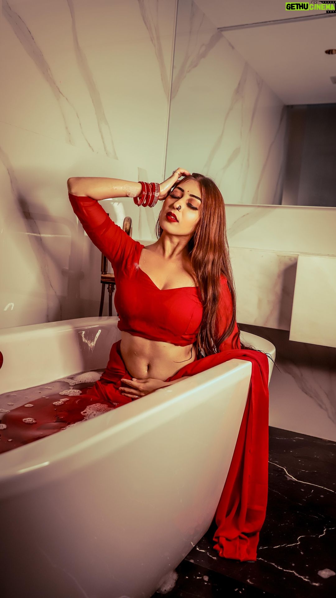 Ruma Sharma Instagram - Not just a mood, I’m the whole vibe 💯 . #rumasharma #katrakatra #latenighttalks #redsaree #sareeaddict #sareeblogger #sareevideos #bathtubphotoshoot #bathtubgoals #redsareelove❤️ India
