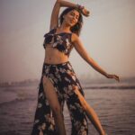 Ruma Sharma Instagram - Tell me your favorite flirting tricks in the comments 😁 Best one will be 📌 . Edit by - @abhinesh_photographer . #beachdiaries #summerisback #rumasharma #beachandsun #goldenhourlight #goldenhourphotography #beachvibe #waveshine #glamshoot Versova Beach