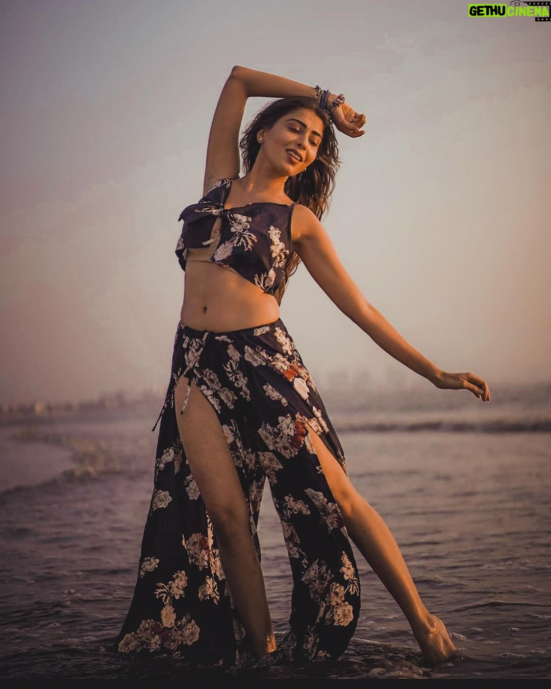 Ruma Sharma Instagram - Tell me your favorite flirting tricks in the comments π Best one will be π . Edit by - @abhinesh_photographer . #beachdiaries #summerisback #rumasharma #beachandsun #goldenhourlight #goldenhourphotography #beachvibe #waveshine #glamshoot Versova Beach