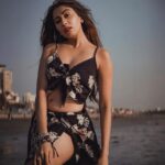Ruma Sharma Instagram - Tell me your favorite flirting tricks in the comments 😁 Best one will be 📌 . Edit by - @abhinesh_photographer . #beachdiaries #summerisback #rumasharma #beachandsun #goldenhourlight #goldenhourphotography #beachvibe #waveshine #glamshoot Versova Beach