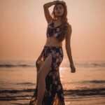 Ruma Sharma Instagram - Tell me your favorite flirting tricks in the comments 😁 Best one will be 📌 . Edit by - @abhinesh_photographer . #beachdiaries #summerisback #rumasharma #beachandsun #goldenhourlight #goldenhourphotography #beachvibe #waveshine #glamshoot Versova Beach