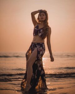 Ruma Sharma Instagram - Tell me your favorite flirting tricks in the comments 😁 Best one will be 📌 . Edit by - @abhinesh_photographer . #beachdiaries #summerisback #rumasharma #beachandsun #goldenhourlight #goldenhourphotography #beachvibe #waveshine #glamshoot Versova Beach