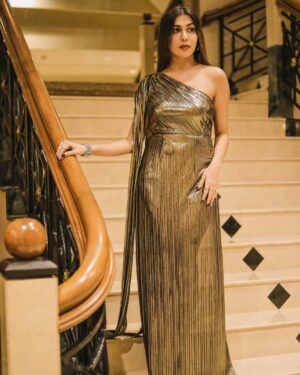 Ruma Sharma Instagram - Grateful beyond words to accept the first award of 2024 as Youth Icon 😍
Thank you #SocialMediaAcheiver for the honor 
Here’s to inspiring and empowering the next generation! ✨
Special thanks to @greenlight__media 
.
Wearing - @thenewbold.in 
Styled by - @yourstylistforever 
Shot by - @lsd.photography.official 
Edit by - @wasey_rock69 
.
#firstaward #rumasharma #awardnight #awardoftheyear #blessed❤️ #riseandshine☀️ #ootdoftheday #partyweardress #goldendress #thenewbold #fashionlabel #goldendressgown #shimmerdress