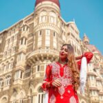 Ruma Sharma Instagram - सारी दुनिया के जज़्बात एक तरफ़ पर तुझसे वो पहली मुलाक़ात एक तरफ़ ♥️♥️ #amchimumbai #myhappyplace . Shot by - @framesbyankit Edit by - @wasey_rock69 . #rumasharma #cityofdreams #mumbailife #streetsofmumbai #gatewayofindia #tajmumbai #streetportraits #naturallightphotography Amchi Mumbai..