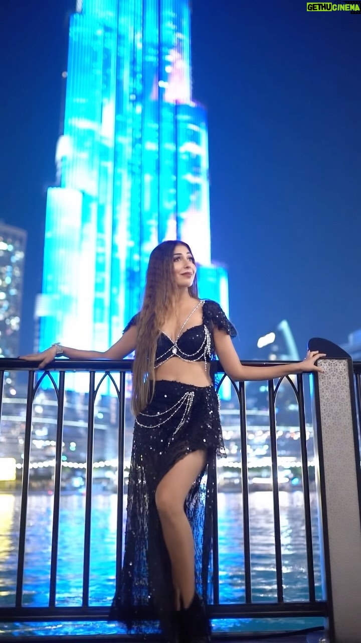 Ruma Sharma Instagram - Kaun dila raha hai #bhurjkhalifa š¤ . . Shot by - @qamarraza04 Edit by - @eunoia_studio__ . #bhurjkhalifadubai #dubaidiariesā¤ļø #rumasharma #exploreme #downtowndubai Bhurj Khalifa, Dubai
