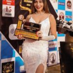 Ruma Sharma Instagram - Feeling incredibly grateful and honored to have received this amazing award as #versatileactress 🙏🏆 Thank you all for your support and encouragement This wouldn’t have been possible without you all ❤️✨ special thanks to @dpiafofficial @kalyanjijanaofficial for this honour 💓 . #rumasharma #newaward #gratitudepost #riseandshine☀️ Mumbai, Maharashtra