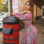 Ruma Sharma Instagram - I don’t want attention, I just want your heart 💓 . . Shot by - @framesbyankit Edit by - @wasey_rock69 . #mumbaistreetphotography #rumasharma #tajhotelmumbai #amchimumbai #streetportraits #naturallightphoto Mumbai, Maharashtra