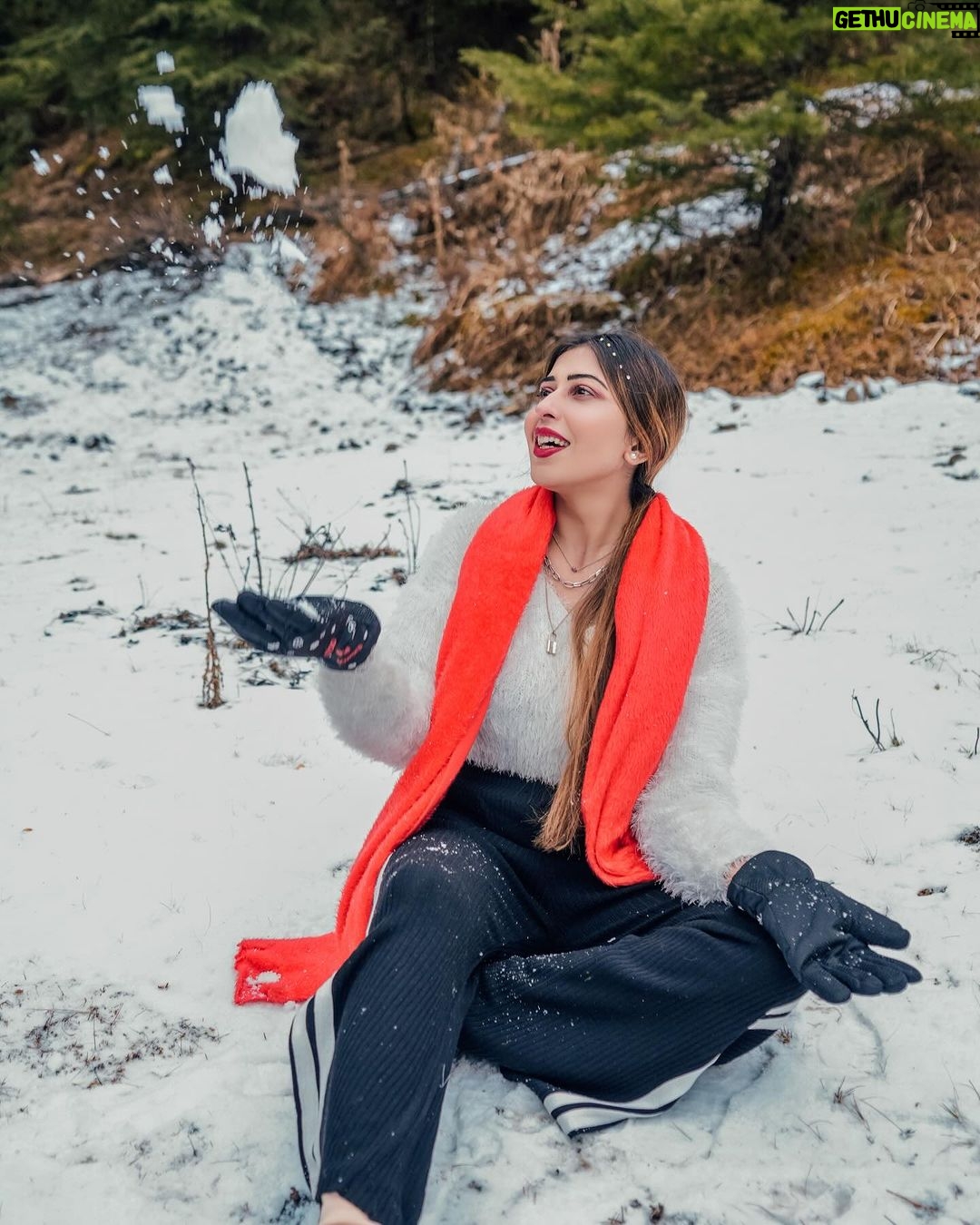Ruma Sharma Instagram - Take me back to those good old days again ❤️ . Shot by - @gauravrj.photography Edit by - @wasey_rock69 . #manalisnow #mountainlover #rumasharma #traveldays #snowlife #manalisnow #manalidiaries😍 Woodzo Stays