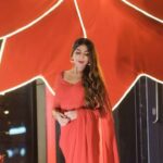 Ruma Sharma Instagram - Ignore kar raha tha mei bhi Laal Saree pehen kar aa gai 😁 . #rumasharma #transitionvideo #redsaree #redsareelove❤️ India