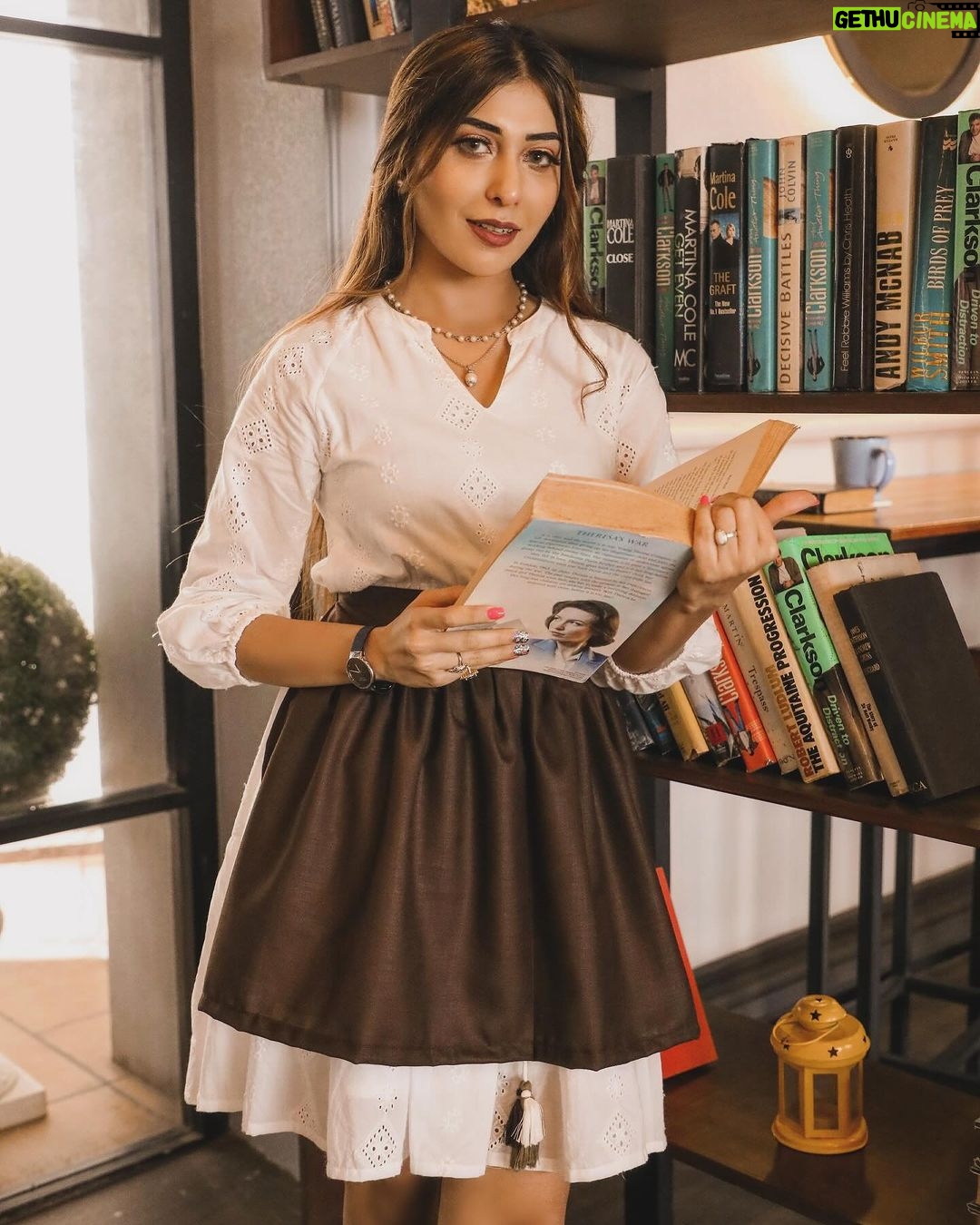Ruma Sharma Instagram - Bata mere chehre pe kya kya likha hai ?? . . Shot by - @lsd.photography.official Edit by - @wasey_rock69 . #bookshot #rumasharma #conceptphotography #oldschooldays #kitabeinbahutsipadihongitumne📖📚