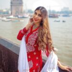 Ruma Sharma Instagram - सारी दुनिया के जज़्बात एक तरफ़ पर तुझसे वो पहली मुलाक़ात एक तरफ़ ♥️♥️ #amchimumbai #myhappyplace . Shot by - @framesbyankit Edit by - @wasey_rock69 . #rumasharma #cityofdreams #mumbailife #streetsofmumbai #gatewayofindia #tajmumbai #streetportraits #naturallightphotography Amchi Mumbai..