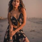 Ruma Sharma Instagram - Tell me your favorite flirting tricks in the comments 😁 Best one will be 📌 . Edit by - @abhinesh_photographer . #beachdiaries #summerisback #rumasharma #beachandsun #goldenhourlight #goldenhourphotography #beachvibe #waveshine #glamshoot Versova Beach