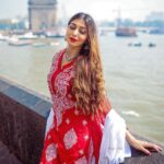 Ruma Sharma Instagram - सारी दुनिया के जज़्बात एक तरफ़ पर तुझसे वो पहली मुलाक़ात एक तरफ़ ♥️♥️ #amchimumbai #myhappyplace . Shot by - @framesbyankit Edit by - @wasey_rock69 . #rumasharma #cityofdreams #mumbailife #streetsofmumbai #gatewayofindia #tajmumbai #streetportraits #naturallightphotography Amchi Mumbai..