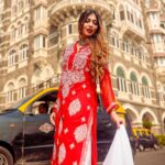 Ruma Sharma Instagram - सारी दुनिया के जज़्बात एक तरफ़ पर तुझसे वो पहली मुलाक़ात एक तरफ़ ♥️♥️ #amchimumbai #myhappyplace . Shot by - @framesbyankit Edit by - @wasey_rock69 . #rumasharma #cityofdreams #mumbailife #streetsofmumbai #gatewayofindia #tajmumbai #streetportraits #naturallightphotography Amchi Mumbai..