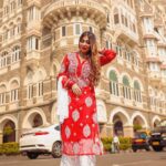 Ruma Sharma Instagram - सारी दुनिया के जज़्बात एक तरफ़ पर तुझसे वो पहली मुलाक़ात एक तरफ़ ♥️♥️ #amchimumbai #myhappyplace . Shot by - @framesbyankit Edit by - @wasey_rock69 . #rumasharma #cityofdreams #mumbailife #streetsofmumbai #gatewayofindia #tajmumbai #streetportraits #naturallightphotography Amchi Mumbai..