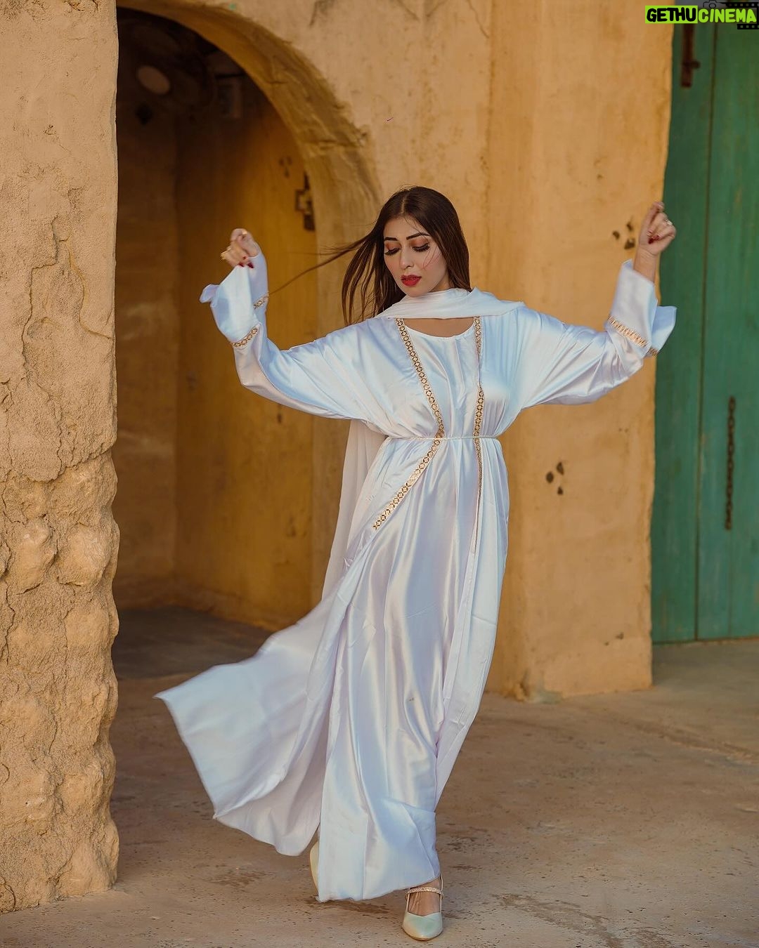 Ruma Sharma Instagram - हम पे मेहरबान दो जहां 🤍 . . Wearing - @abaya.aj_ Shot by - @qamarraza04 Edit by - @wasey_rock69 Shukriyaa - @belal_afzal . #jummamubarak #abayalove #abayadubai #rumasharma #abayastyle #abayacollection #abayablogger #abayadesign Dubai, UAE
