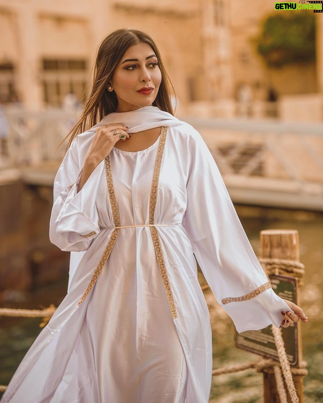 Ruma Sharma Instagram - हम पे मेहरबान दो जहां 🤍 . . Wearing - @abaya.aj_ Shot by - @qamarraza04 Edit by - @wasey_rock69 Shukriyaa - @belal_afzal . #jummamubarak #abayalove #abayadubai #rumasharma #abayastyle #abayacollection #abayablogger #abayadesign Dubai, UAE