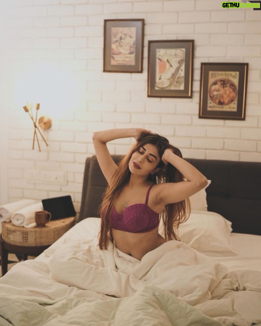 Ruma Sharma Instagram - Kya iss Valentine mei apka dil chura sakti hoon ? . . Shot by - @nikophotoworld Edit by - @wasey_rock69 . #rumasharma #latenightthoughts #slaygamestrong #valentinespecial #valentinemonth #glamlook India