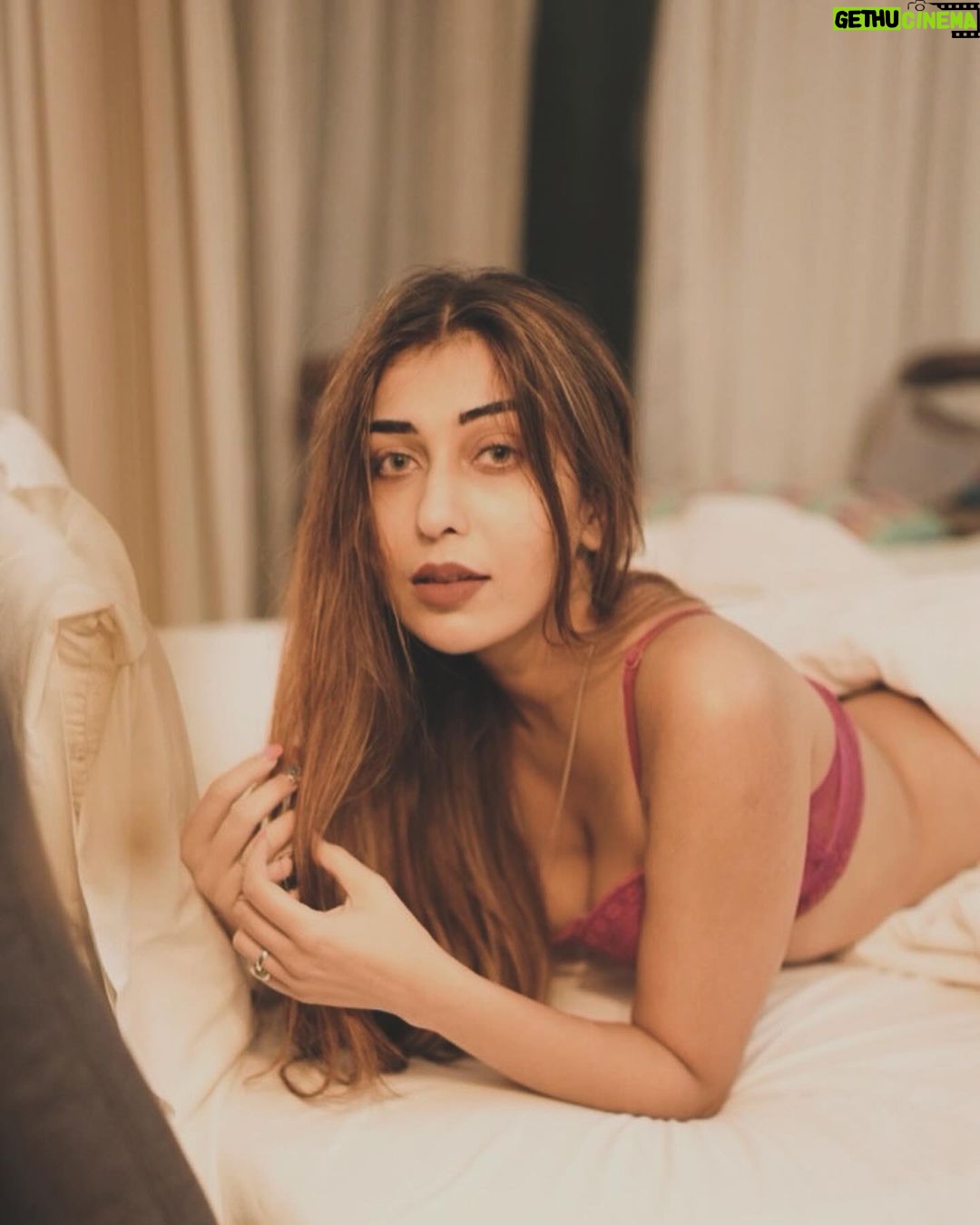Ruma Sharma Instagram - Kya iss Valentine mei apka dil chura sakti hoon ? . . Shot by - @nikophotoworld Edit by - @wasey_rock69 . #rumasharma #latenightthoughts #slaygamestrong #valentinespecial #valentinemonth #glamlook India