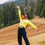 Ruma Sharma Instagram - POV: You’re looking at my last year’s camera roll 😍 #majorthrowback #hellomonday #missolddays . . Shot by - @gauravrj.photography Edit by - @wasey_rock69 . #rumasharma #winterdiaries #loveformountains #manalidiaries #winterinmountains #mountainlovers❤️ Woodzo Stays
