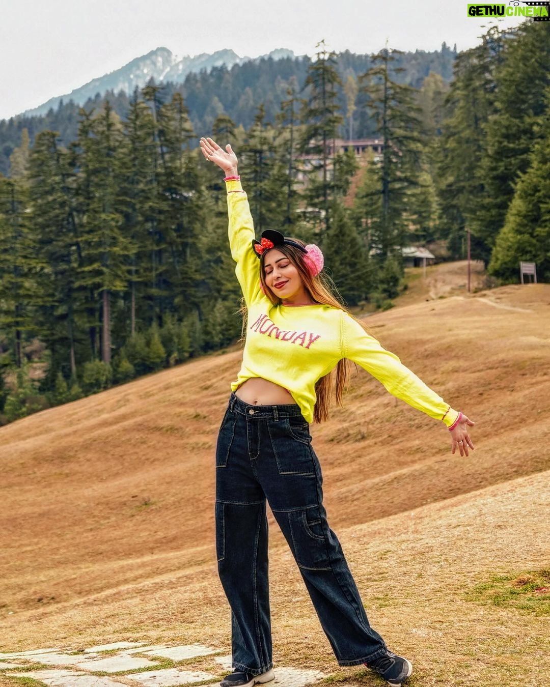 Ruma Sharma Instagram - POV: You’re looking at my last year’s camera roll 😍 #majorthrowback #hellomonday #missolddays . . Shot by - @gauravrj.photography Edit by - @wasey_rock69 . #rumasharma #winterdiaries #loveformountains #manalidiaries #winterinmountains #mountainlovers❤️ Woodzo Stays