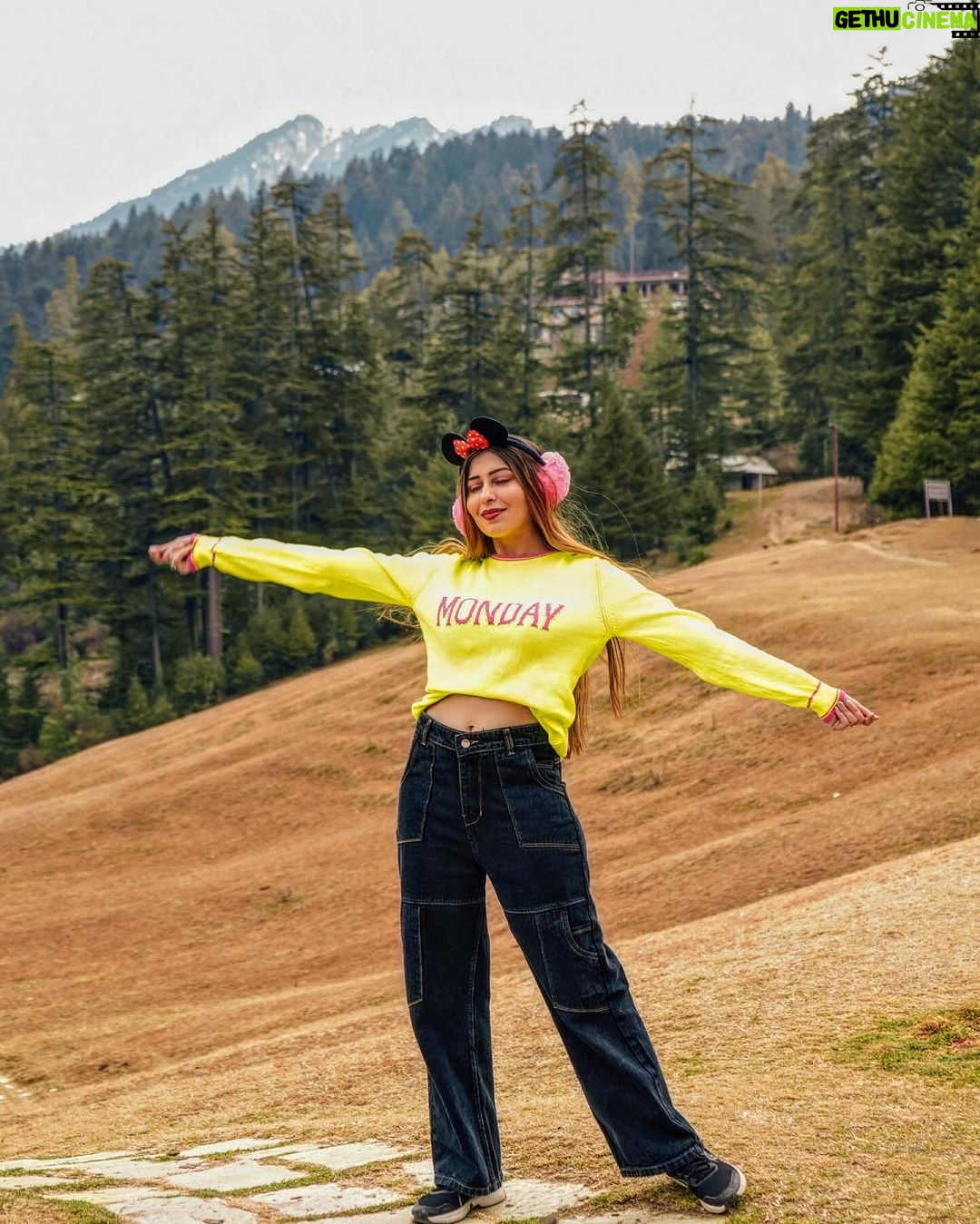 Ruma Sharma Instagram - POV: You’re looking at my last year’s camera roll 😍 #majorthrowback #hellomonday #missolddays . . Shot by - @gauravrj.photography Edit by - @wasey_rock69 . #rumasharma #winterdiaries #loveformountains #manalidiaries #winterinmountains #mountainlovers❤️ Woodzo Stays