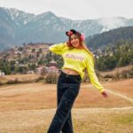 Ruma Sharma Instagram - POV: You’re looking at my last year’s camera roll 😍 #majorthrowback #hellomonday #missolddays . . Shot by - @gauravrj.photography Edit by - @wasey_rock69 . #rumasharma #winterdiaries #loveformountains #manalidiaries #winterinmountains #mountainlovers❤️ Woodzo Stays