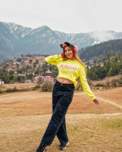 Ruma Sharma Instagram - POV: You’re looking at my last year’s camera roll 😍 #majorthrowback #hellomonday #missolddays . . Shot by - @gauravrj.photography Edit by - @wasey_rock69 . #rumasharma #winterdiaries #loveformountains #manalidiaries #winterinmountains #mountainlovers❤️ Woodzo Stays